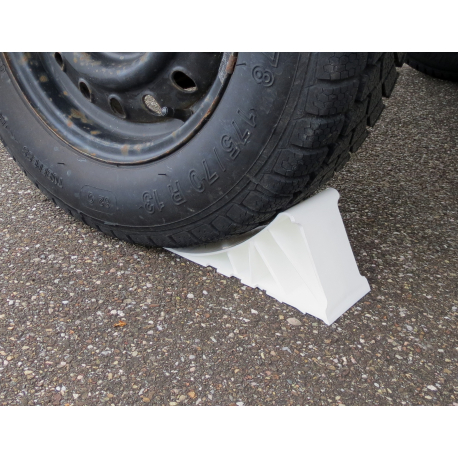 Klín zakládací pod kolo plastový 224 x 99 x 9 mm, bílý do 2000 kg
